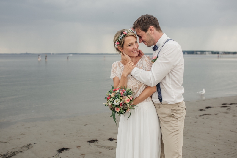 Strandhochzeit, heiraten in MV, Brautpaar an der Ostsee, Hochzeitsfotograf Rostock, Hochzeitsfotos
